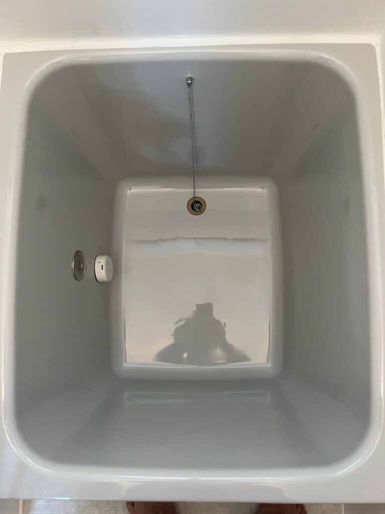 再生塗装により、影が映りこむ程ピカピカになったFRP浴槽
