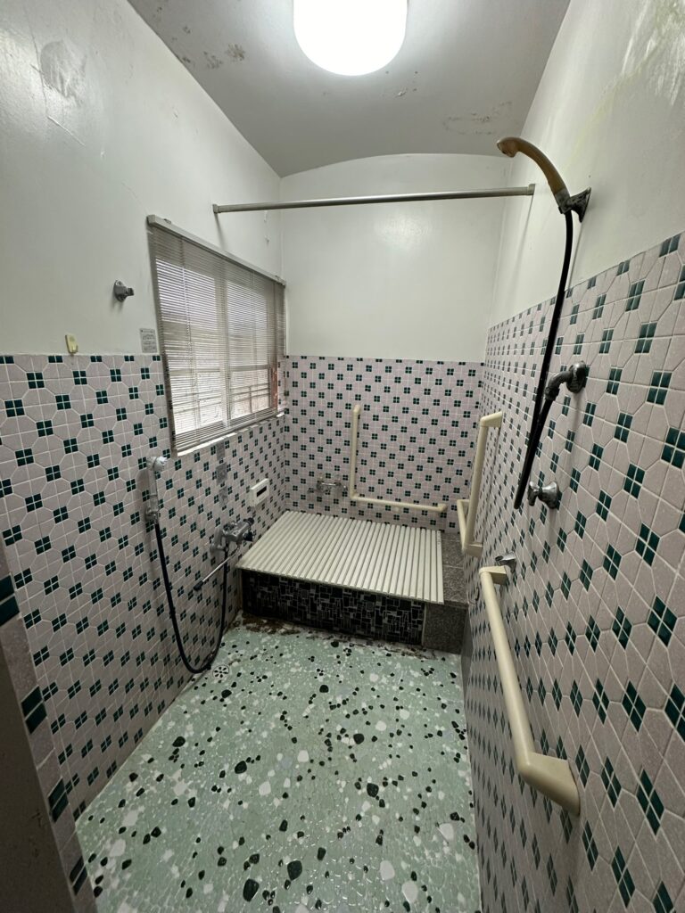 天井と腰上は塗装、腰下はタイル張りの在来浴室