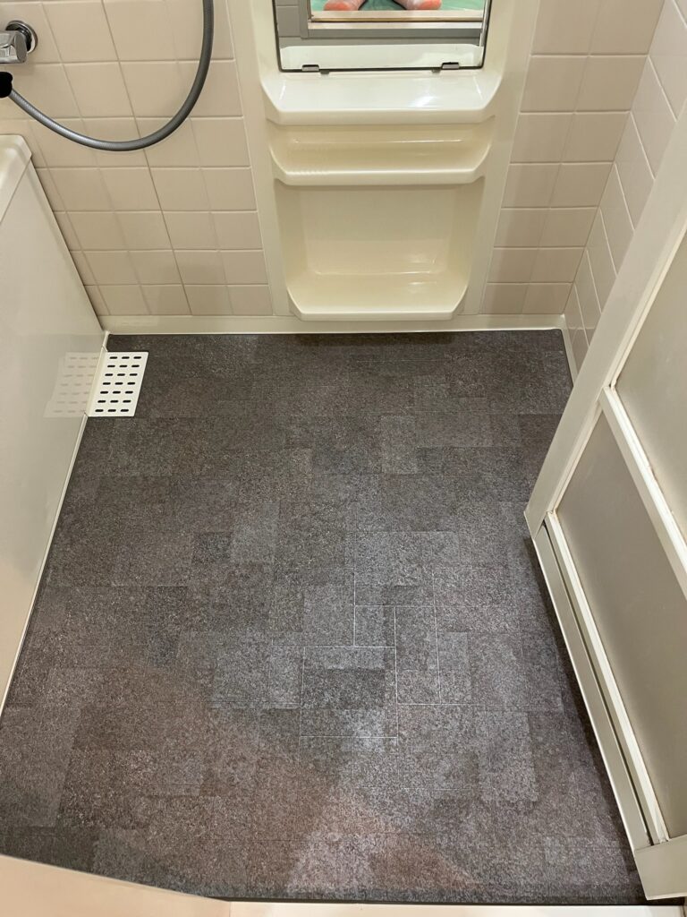 バスナリアルデザインを張った、ユニットバスの床