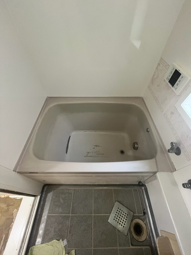 剥がれてしまっているカラーステンレス浴槽