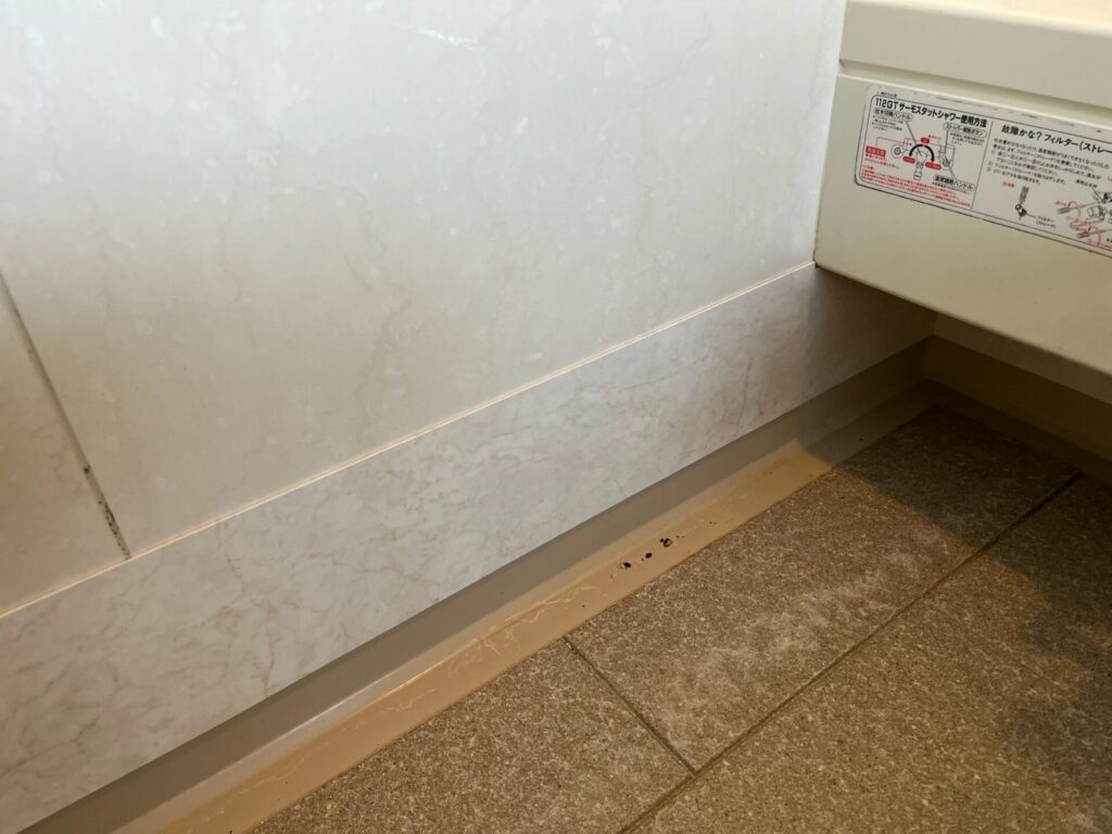 ユニットバスの壁面下部に装飾パネルを張った状態