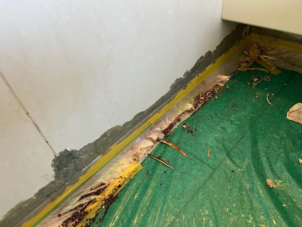 ユニットバスの壁面下部のサビ処理