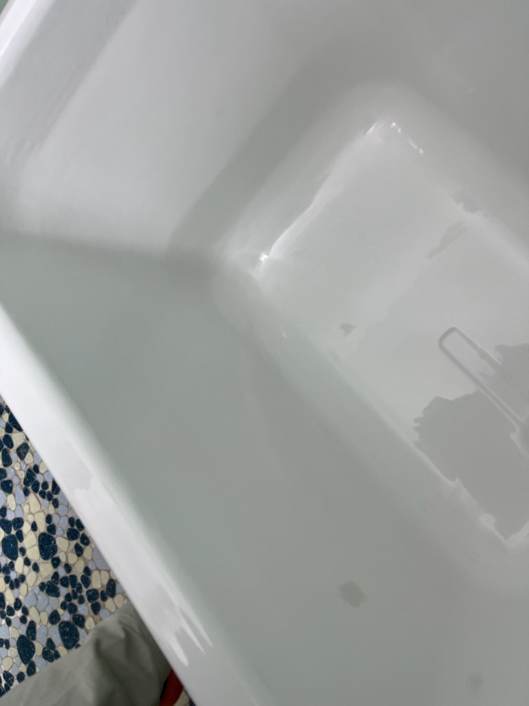 補修跡が見えず、面が整い白く光沢のある仕上がりになったホーロー浴槽