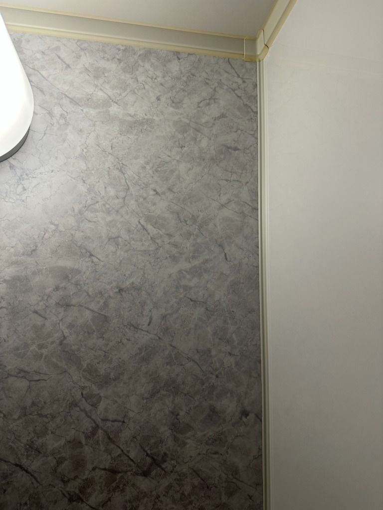 装飾シートと既存ジョイントとの収まり