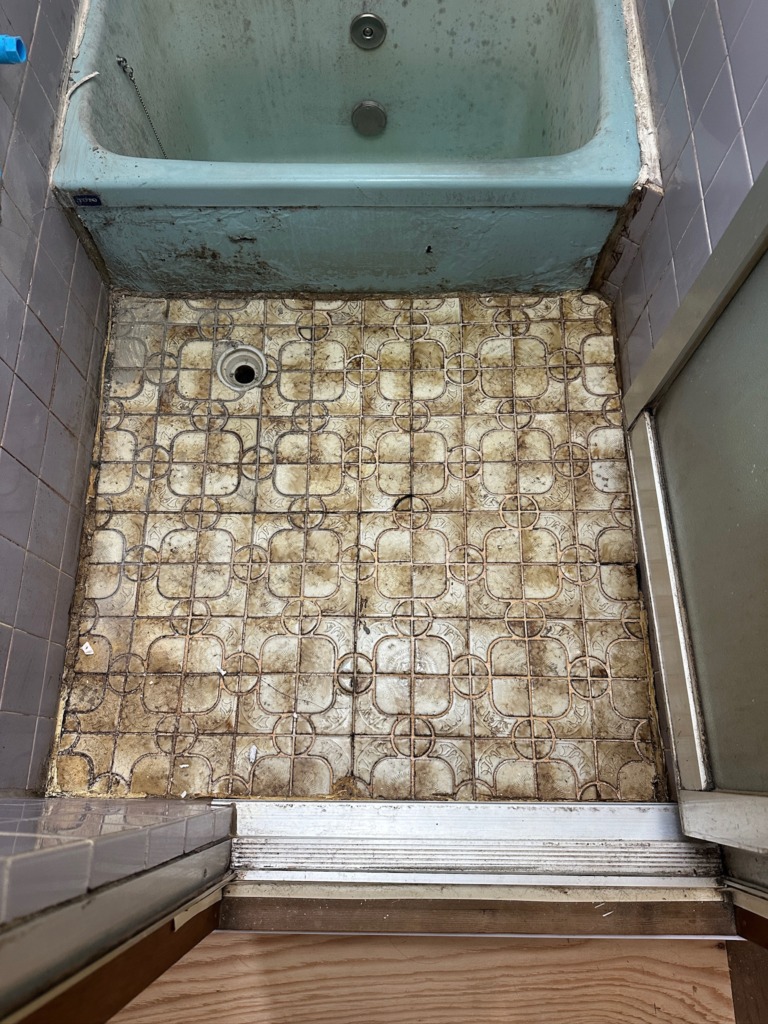 古い在来浴室のタイル床面